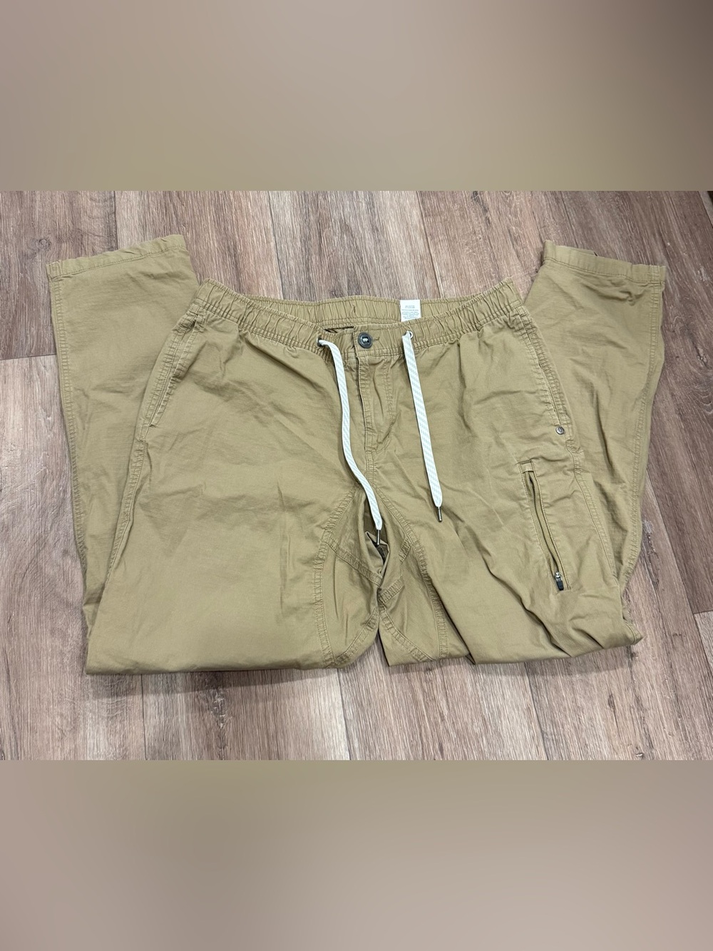 Vuori Men's Cargo Joggers in Khaki